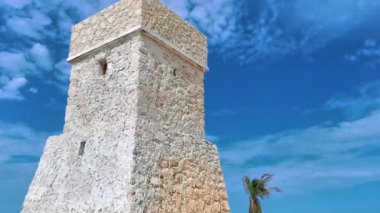 Playa Faro Tulum ve Faro de Tulum taştan deniz feneri manzaralı Tulum Quintana Roo Meksika 'daki tropikal plajlar.