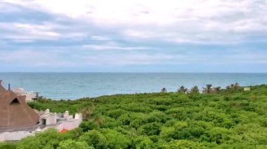 Tulum Panorama Ulusal Parkı Tulum Quintana Roo Meksika 'da orman sahili sahili ve mavi gökyüzü.