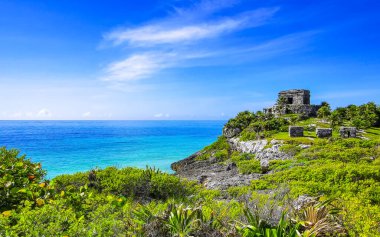 Antik Tulum 'daki doğal deniz manzarası ve sahil manzarası Tulum Meksika' daki tropik doğal orman palmiyesinde rüzgarın tapınağıyla Maya bölgesini harabeye çevirir..