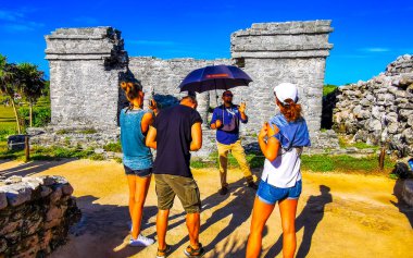 Tulum Quintana Roo Meksika 22. Kasım 2023 Antik Tulum, Tulum Meksika 'daki tropik doğal orman palmiyeleri manzarasında tapınak kalıntıları ve eserlerle Maya bölgesini harap etti..