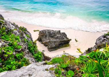 Antik Tulum 'daki doğal deniz manzaralı kayalar, Tulum' daki tropikal doğal orman palmiyesinde tapınak kalıntıları ve sanat eserleriyle Maya bölgesini harabeye çevirir..