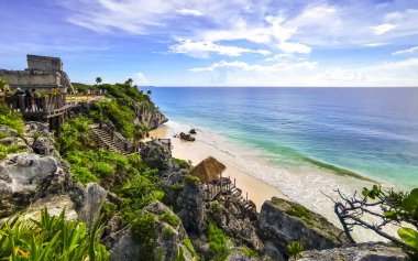 Antik Tulum 'daki doğal deniz manzarası ve sahil manzarası, Tulum Meksika' daki tropik doğal orman palmiyesinde tapınak kalıntıları ve kalıntılarla Maya bölgesini harap ediyor..