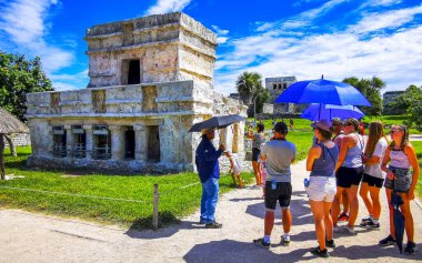 Tulum Quintana Roo Mexico 20. Ekim 2023 Antik Tulum, Tulum Meksika 'daki tropikal doğal palmiye ağaçları manzaralı fresklerin tapınağı ile Maya bölgesini harap etti..