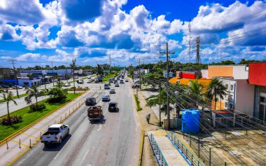 Playa del Carmen Quintana Roo Meksika 06. Playa del Carmen Quintana Roo Meksiko 'da trafik sıkışıklığında otoyol otoyolu üzerindeki araçlar Kasım 2024.