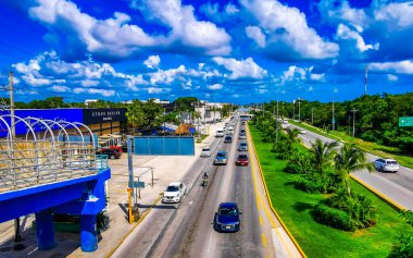 Playa del Carmen Quintana Roo Meksika 06. Kasım 2024 Tipik cadde yolu ve şehir manzarası. Meksika 'da Playa del Carmen otobanı üzerinde yaya köprüsü trafiği üstgeçidi..