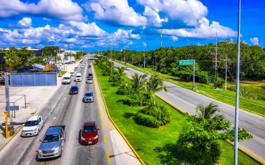Playa del Carmen Quintana Roo Meksika 06. Playa del Carmen Quintana Roo Meksiko 'da trafik sıkışıklığında otoyol otoyolu üzerindeki araçlar Kasım 2024.