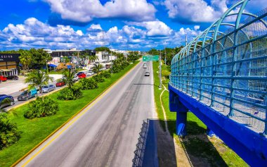 Playa del Carmen Quintana Roo Meksika 06. Kasım 2024 Tipik cadde yolu ve şehir manzarası. Meksika 'da Playa del Carmen otoyolu üzerinde yaya köprüsü üstgeçidi..