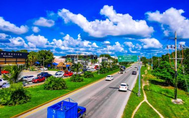 Playa del Carmen Quintana Roo Meksika 06. Playa del Carmen Quintana Roo Meksiko 'da trafik sıkışıklığında otoyol otoyolu üzerindeki araçlar Kasım 2024.