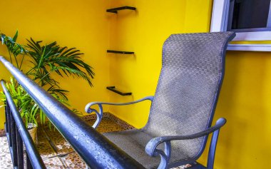 Playa del Carmen Quintana Roo Meksika 03. Aralık 2024 Balkon, Playa del Carmen Quintana Roo Meksika 'da koltuk masası ve tropikal palmiye ağaçları.