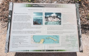 Tulum Quintana Roo Mexico 18 Ekim 2023 Antik Tulum, Tulum 'daki tropikal doğal orman palmiyesinde tapınak kalıntıları ve tarihi eser turizm bilgi tahtası tabelasıyla Maya bölgesini harap etti..