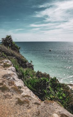 Antik Tulum 'daki doğal deniz manzarası ve sahil manzarası, Tulum Meksika' daki tropik doğal orman palmiyesinde tapınak kalıntıları ve kalıntılarla Maya bölgesini harap ediyor..
