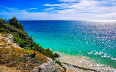 Antik Tulum 'daki doğal deniz manzarası ve sahil manzarası, Tulum Meksika' daki tropik doğal orman palmiyesinde tapınak kalıntıları ve kalıntılarla Maya bölgesini harap ediyor..