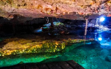 Güzel Cenote Park Yaxmuul 'da kireçtaşı kayalar turkuaz mavi yeşil su ve Tulum Quintana Roo Meksika' da doğa ormanı..