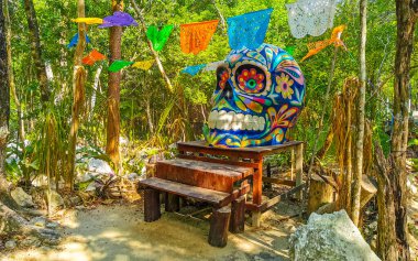 Tulum Quintana Roo Meksika 25. Nisan 2023 Yaxmuul ve Yaxmulito Cenote Park renkli Meksika Maya kafatası figürü Tulum Quintana Roo Mexico tropikal ormanında.