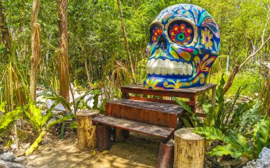 Tulum Quintana Roo Meksika 02. Mayıs 2023 Yaxmuul ve Yaxmulito Cenote Cenote Parkı Tulum Quintana Roo Mexico 'daki tropikal ormandaki renkli Meksika Maya kafatası figürü.