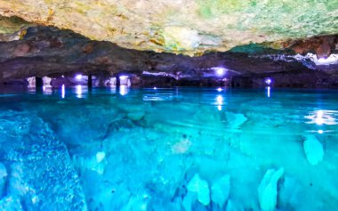 Güzel Cenote Park Yaxmuul 'da kireçtaşı kayalar turkuaz mavi yeşil su ve Tulum Quintana Roo Meksika' da doğa ormanı..
