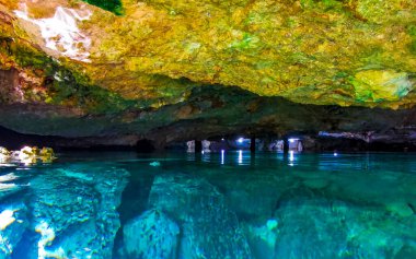 Güzel Cenote Park Yaxmuul 'da kireçtaşı kayalar turkuaz mavi yeşil su ve Tulum Quintana Roo Meksika' da doğa ormanı..