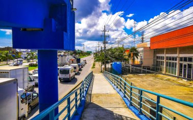 Playa del Carmen Quintana Roo Meksika 06. Kasım 2024 Tipik cadde yolu ve şehir manzarası. Meksika 'da Playa del Carmen otoyolu üzerinde yaya köprüsü üstgeçidi..