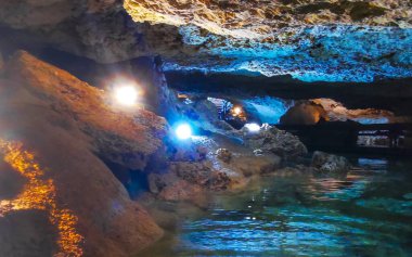 Güzel Cenote Park Yaxmulito ile kireçtaşı kayaları turkuaz mavi yeşil su ve Tulum Quintana Roo Meksika 'daki yeraltı doğa ormanı..