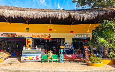 Tulum Quintana Roo Meksika 14. Ağustos 2022 Palmiye ağaçlarıyla dolu tipik renkli cadde ve şehir manzarası Meksika 'da Tulum' un barları ve restoranları.