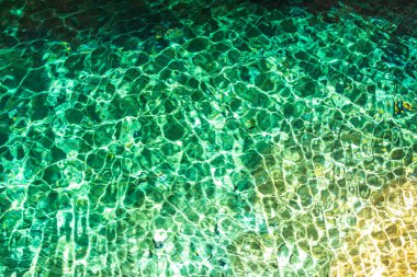 Güzel Cenote Park Yaxmulito kireç taşı Tulum Quintana Roo Mexico 'da turkuaz mavi yeşil su dokusu deseni kayaları.