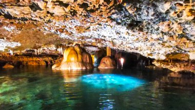 Güzel Cenote Park Yaxmulito ile kireçtaşı kayaları turkuaz mavi yeşil su ve Tulum Quintana Roo Meksika 'daki yeraltı doğa ormanı..