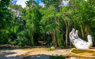 Beyaz elli heykel heykeli Tulum Quintana Roo Mexico 'daki Cenote Yaxmuul yakınlarındaki tropikal ormanda inşa ediliyor..