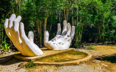 Beyaz elli heykel heykeli Tulum Quintana Roo Mexico 'daki Cenote Yaxmuul yakınlarındaki tropikal ormanda inşa ediliyor..