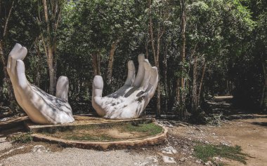Beyaz elli heykel heykeli Tulum Quintana Roo Mexico 'daki Cenote Yaxmuul yakınlarındaki tropikal ormanda inşa ediliyor..