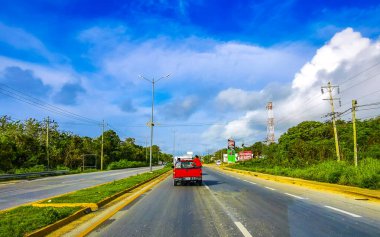 Playa del Carmen Quintana Roo Meksika 06. Playa del Carmen Quintana Roo Meksiko 'da trafik sıkışıklığında otoyol otoyolu üzerindeki araçlar Kasım 2024.