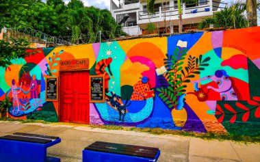 Playa del Carmen Quintana Roo Mexico 'da renkli duvar yazısı olan Bajo kafe ve restoranı..