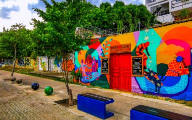 Playa del Carmen Quintana Roo Mexico 'da renkli duvar yazısı olan Bajo kafe ve restoranı..