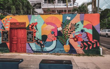 Playa del Carmen Quintana Roo Mexico 'da renkli duvar yazısı olan Bajo kafe ve restoranı..