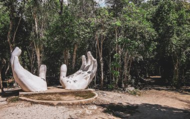 Beyaz elli heykel heykeli Tulum Quintana Roo Mexico 'daki Cenote Yaxmuul yakınlarındaki tropikal ormanda inşa ediliyor..
