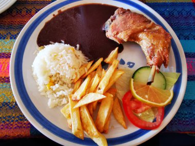 Coba Belediyesi Tulum Quintana Roo Meksika 'da kızarmış tavuk ve salata Maya usulü.