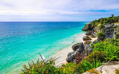 Antik Tulum 'daki doğal deniz manzarası ve sahil manzarası, Tulum Meksika' daki tropik doğal orman palmiyesinde tapınak kalıntıları ve kalıntılarla Maya bölgesini harap ediyor..