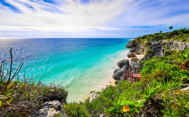 Antik Tulum 'daki doğal deniz manzarası ve sahil manzarası, Tulum Meksika' daki tropik doğal orman palmiyesinde tapınak kalıntıları ve kalıntılarla Maya bölgesini harap ediyor..