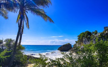 Antik Tulum 'daki doğal deniz manzaralı kayalar, Tulum' daki tropikal doğal orman palmiyesinde tapınak kalıntıları ve sanat eserleriyle Maya bölgesini harabeye çevirir..