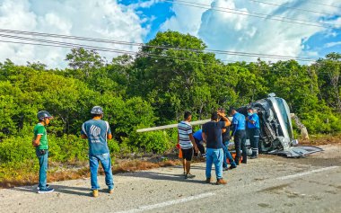 Tulum Quintana Roo Meksika 13. Ağustos 2022 Ciddi araba kazası Playa del Carmen Quintana Roo Meksika 'da otoyolda otobüs kazası.