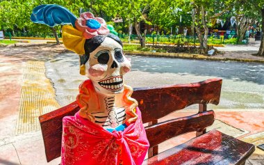 Tulum Quintana Roo Meksika 13. Ağustos 2022 Tulum Quintana Roo Meksika 'daki mağazalarda tipik Meksika kafatası figürleri.