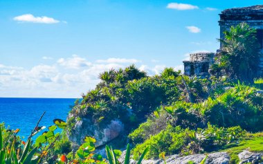 Antik Tulum 'daki doğal deniz manzarası ve sahil manzarası Tulum Meksika' daki tropik doğal orman palmiyesinde rüzgarın tapınağıyla Maya bölgesini harabeye çevirir..