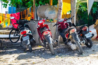 Tulum Quintana Roo Meksika 01. Ekim 2023 Coba Belediyesi, Tulum Quintana Roo Meksika 'da motosiklet ve motosiklet park halindedir..