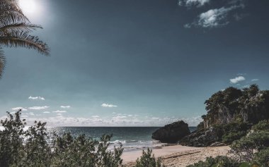 Antik Tulum 'daki doğal deniz manzarası ve sahil manzarası, Tulum Meksika' daki tropik doğal orman palmiyesinde tapınak kalıntıları ve kalıntılarla Maya bölgesini harap ediyor..