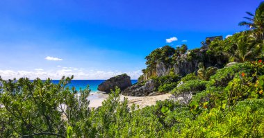 Antik Tulum 'daki doğal deniz manzarası ve sahil manzarası, Tulum Meksika' daki tropik doğal orman palmiyesinde tapınak kalıntıları ve kalıntılarla Maya bölgesini harap ediyor..