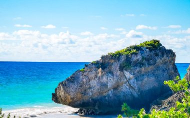 Antik Tulum 'daki doğal deniz manzaralı kayalar, Tulum' daki tropikal doğal orman palmiyesinde tapınak kalıntıları ve sanat eserleriyle Maya bölgesini harabeye çevirir..