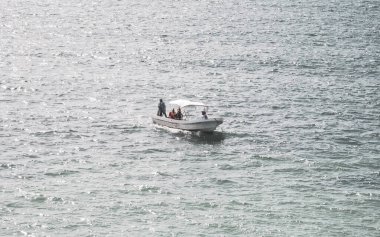 Tulum Quintana Roo Mexico 'da açık Karayip Denizi' nde tekne.