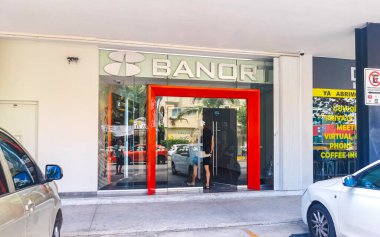 Playa del Carmen Quintana Roo Meksika 'daki banka binası ve girişi.