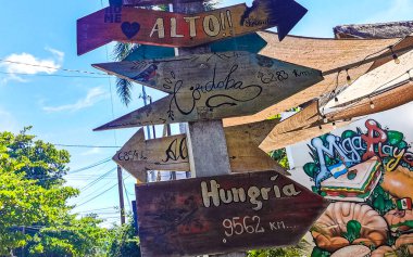 Playa del Carmen Quintana Roo Meksika plajında yön tabelası.