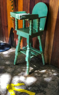 Playa del Carmen Quintana Roo Meksika 'da küçük çocuklar için tahtadan koltuklar..