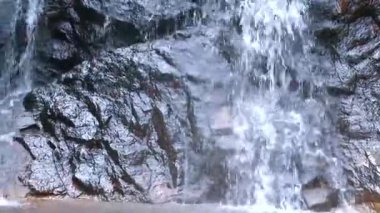 Ton Chongfa Şelalesi ve tropikal orman ve doğa manzarası. Güneydoğu Asya 'da Khao Lak Amphoe Takua Pa Phang Nga Tayland' da yeşil mavi turkuaz suyu..